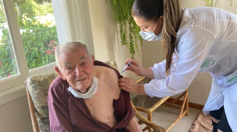 Primeiro idoso acima de 90 anos a ser vacinado em Cordilheira Alta, Antônio Tozzo