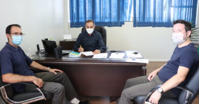 Na foto, prefeito Clodoaldo Briancini (centro) com o Secretário de Administração Rudimar Marafon e o Assessor de Administração e Planejamento, Emerson Verdi.