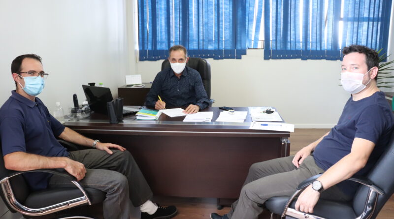 Na foto, prefeito Clodoaldo Briancini (centro) com o Secretário de Administração Rudimar Marafon e o Assessor de Administração e Planejamento, Emerson Verdi.